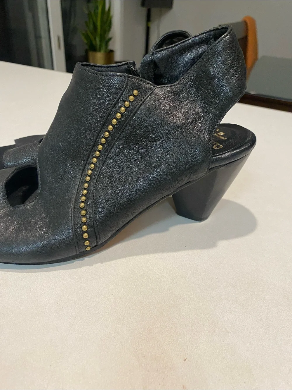 CALLEEN CORDERO KATRA CUT OUT SUPPLE BLACK LEATHER HEELS GOLD ACCENTS SEXY SZ 8